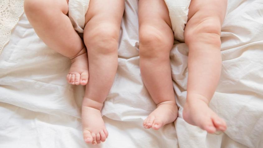 Gemelas idénticas dan a luz a sus bebés el mismo día y en el mismo hospital
