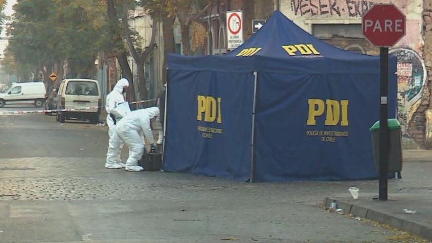 Investigan homicidio de mujer que recibió al menos cinco impactos de bala en el centro de Santiago