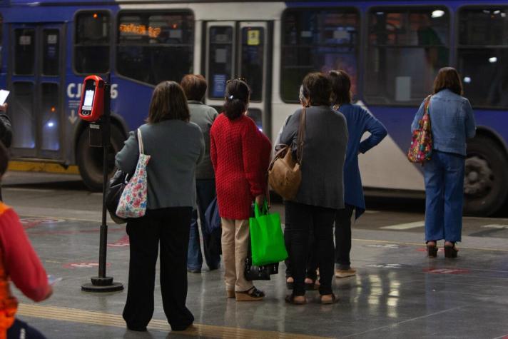 Preparan reforzamiento de buses para horario punta de la tarde por falla en el Metro de Santiago