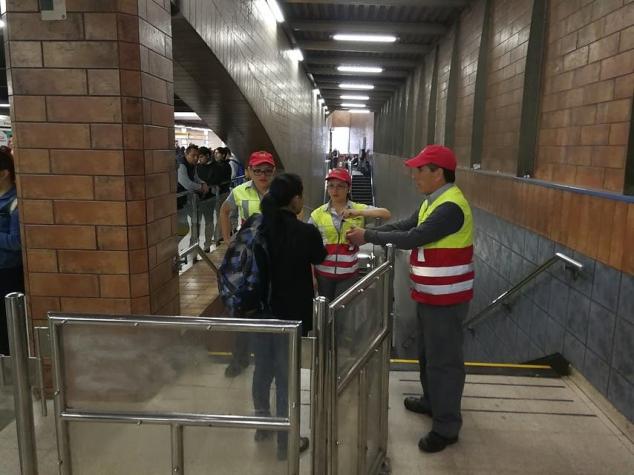 Corte de corriente en Línea 2 del Metro de Santiago por personas sentadas en el andén