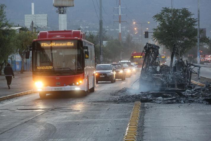 Detienen a dos mujeres por quema de buses en Peñalolén
