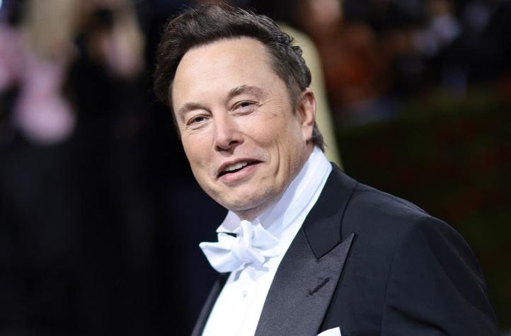 Madre de Elon Musk hace historia para Sports Illustrated posando en traje de baño a los 74 años