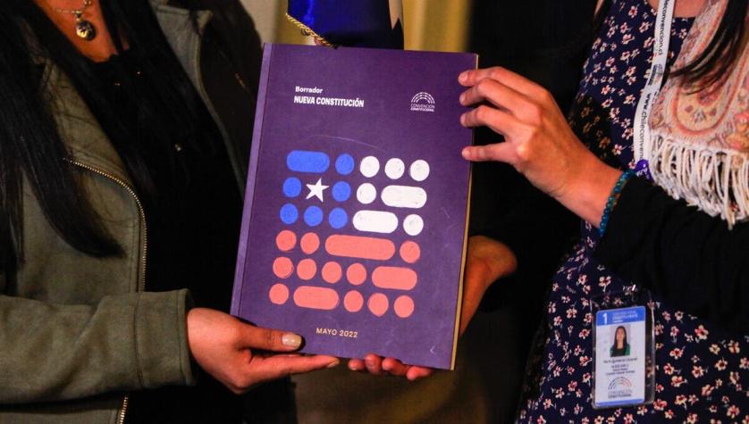 Desde alusiones cósmicas hasta un Estado "biocéntrico": Las propuestas de preámbulo en la Convención Desde alusiones cósmicas hasta un Estado "biocéntrico": Las propuestas de preámbulo en la Convención
