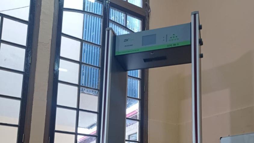 Colegio de Valparaíso alista instalación de detector de metales en ingreso al establecimiento