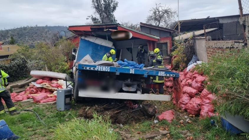 Impactó una casa: Cuatro personas resultan heridas luego que camión chocara a auto en Quilpué