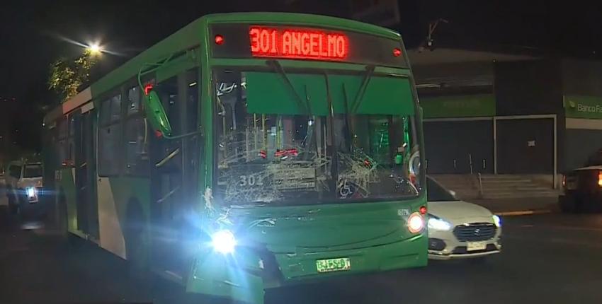 Vehículo de Carabineros colisionó con bus: Ambulancia que iba al lugar también chocó
