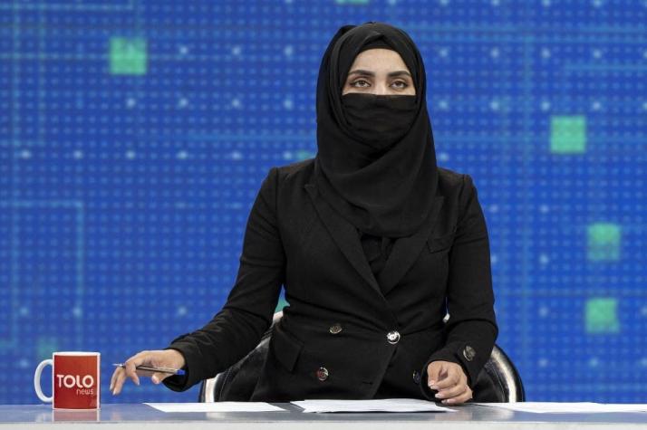 Presentadoras de TV en Afganistán debieron cubrirse el rostro para salir al aire
