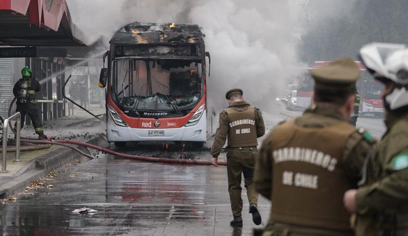 Encapuchados queman bus del transporte público en el centro de Santiago