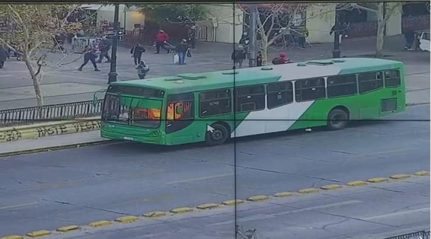 Segundo en el día: encapuchados queman bus de transporte público en la Alameda