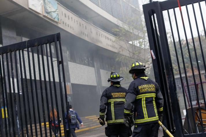 Estudiantes del Instituto Nacional bajan la toma del recinto tras incendio en la inspectoría