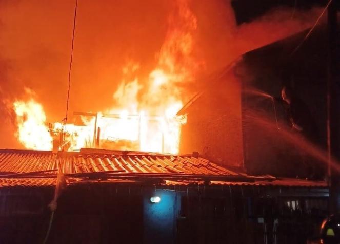 Incendio afecta al menos a dos casas en Estación Central