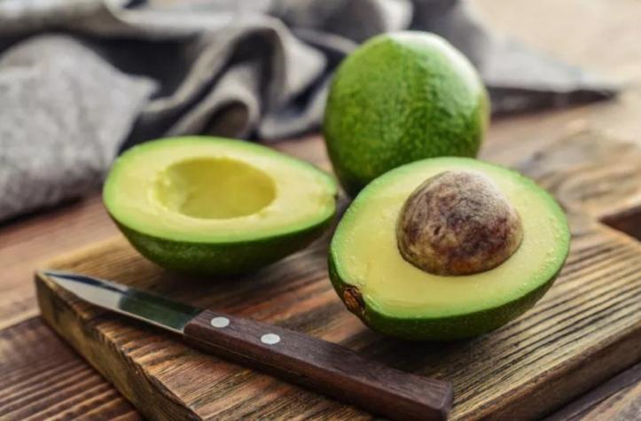 Estados Unidos alerta por "truco viral" con la palta que puede provocar intoxicación