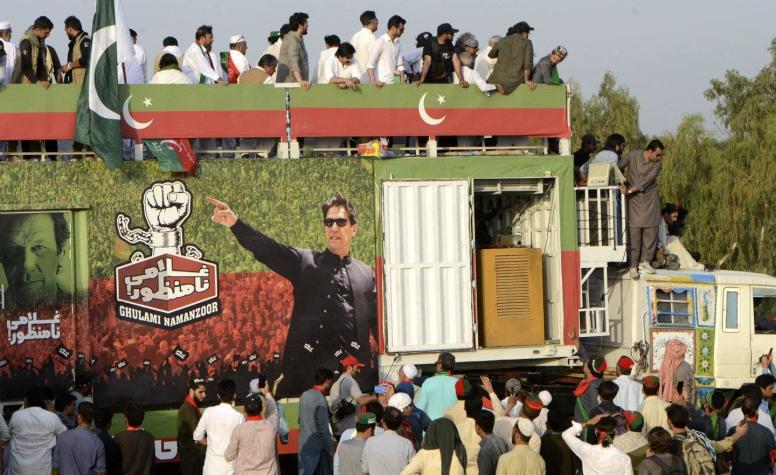 Exprimer ministro paquistaní Imran Khan encabeza marcha de miles de partidarios