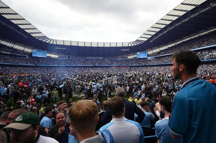 Hincha del City lleva a su abuelo de 84 años al estadio: acabaron en la cancha festejando el título