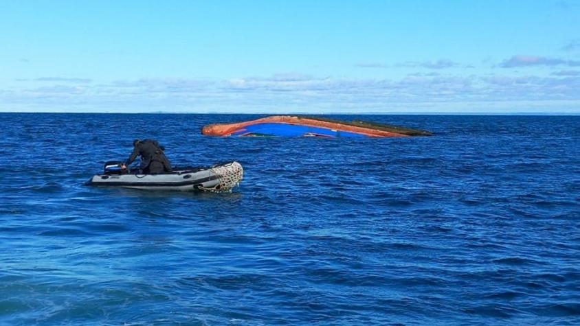 Rescatan a ocho tripulantes cuya lancha volcó en Calbuco