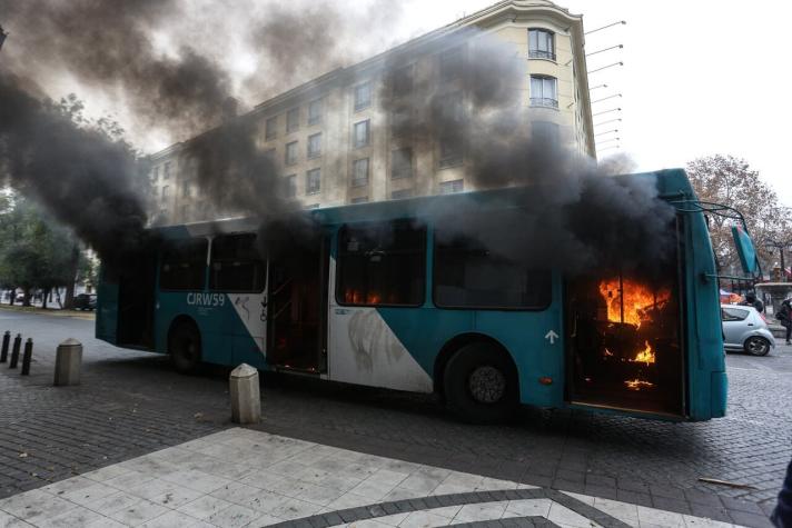 Bus quemado y una molotov frente a La Moneda: Los incidentes que marcan la marcha estudiantil