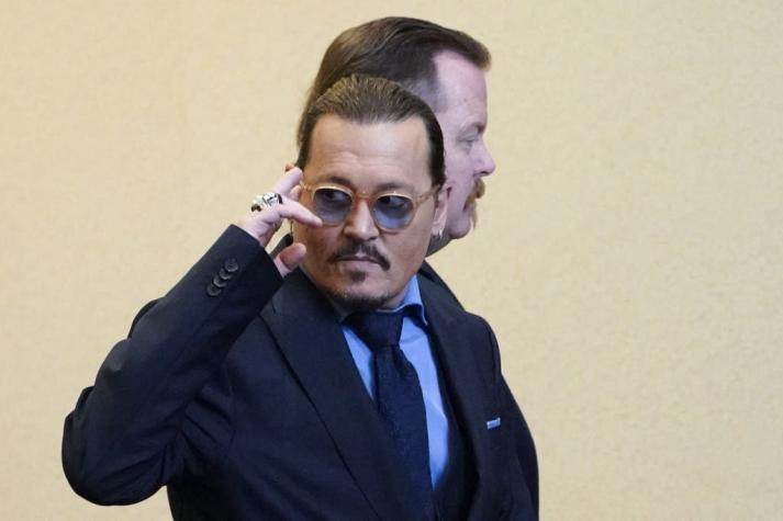 Johnny Depp aparece en show con guitarra a horas del veredicto del juicio con Amber Heard