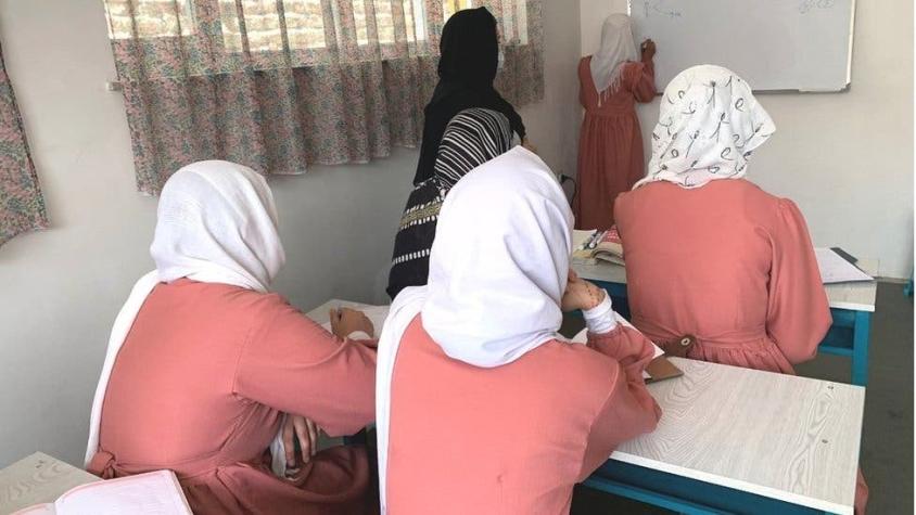La escuela secreta para niñas afganas que desafía al Talibán