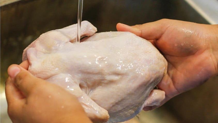 Los peligros de lavar el pollo: cómo evitar una intoxicación alimentaria
