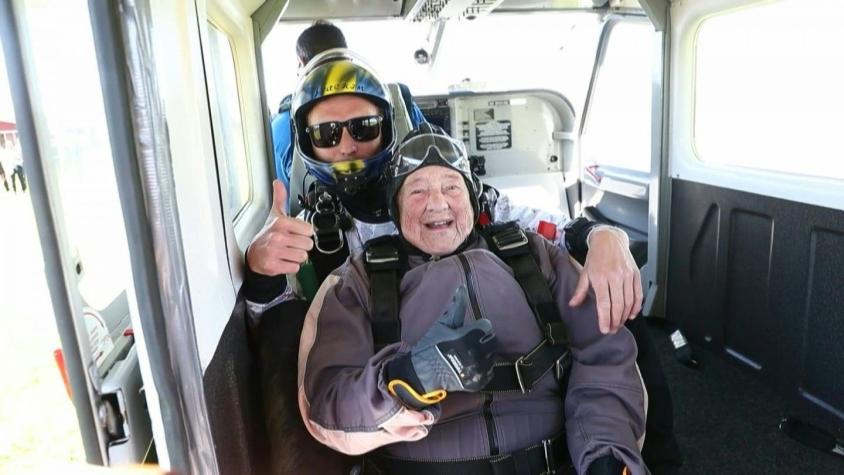 Mujer sueca de 103 años bate récord de la persona más anciana que salta en paracaídas