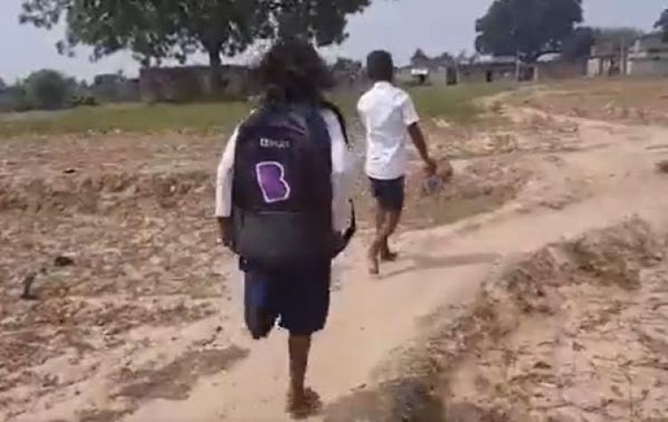 India: Niña que perdió una pierna en un accidente salta 1 km al día para poder llega a su escuela