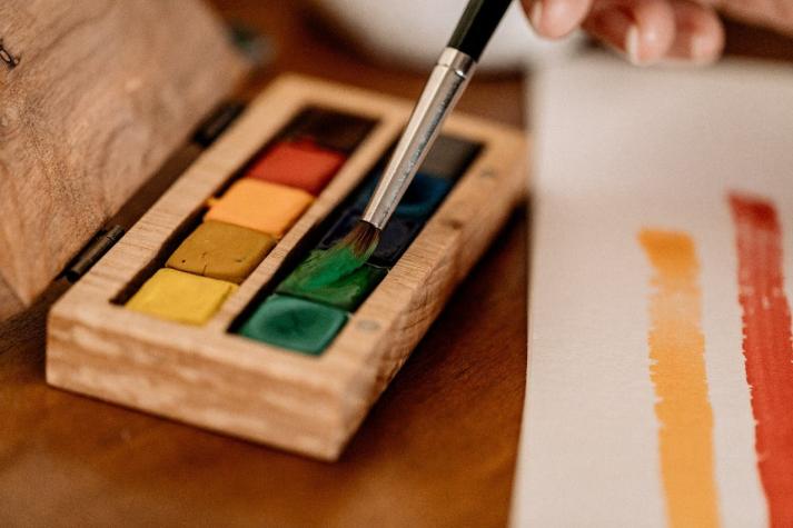 Con pigmentos internacionales: Emprendedora crea primera fábrica de acuarelas artesanales en Chile