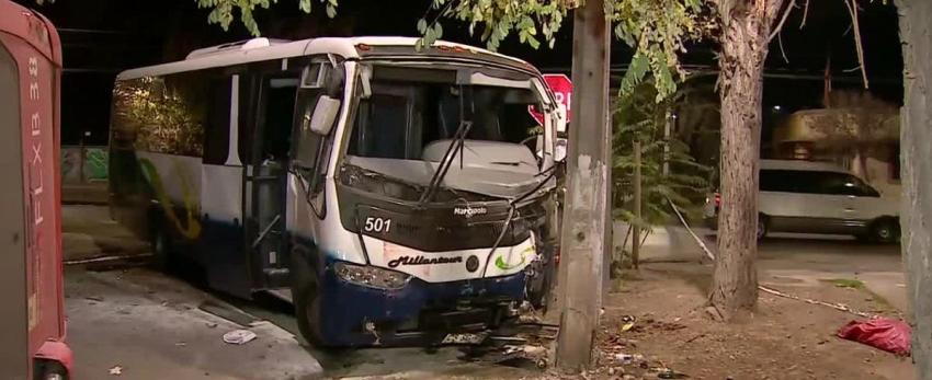 Accidente de tránsito termina con bus volcado y vehículo incrustado en poste en Recoleta