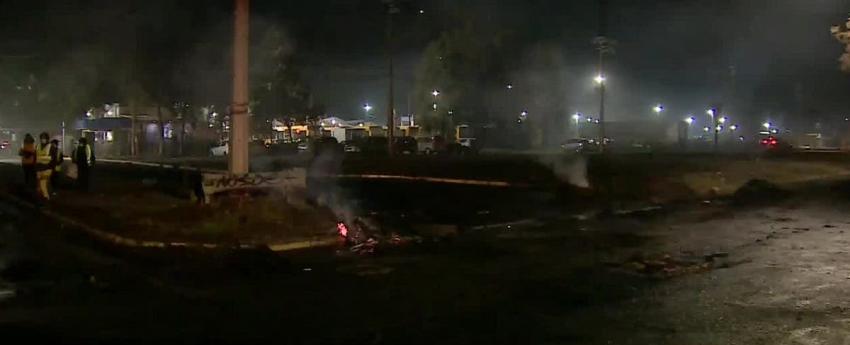 Habitantes de un campamento realizan barricadas frente a terminal de micros en Puente Alto