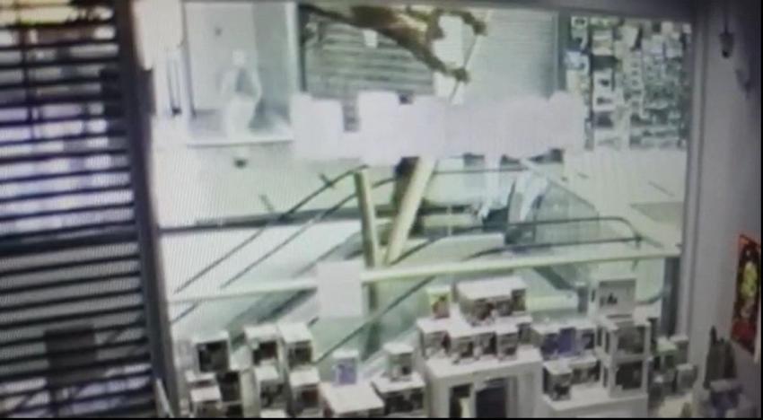 Desconocidos asaltan con overoles blancos tienda de relojes en el Mall Plaza Oeste