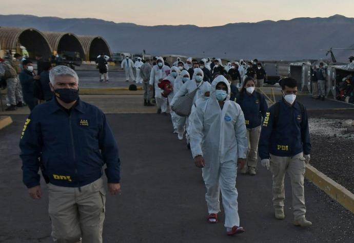 El vuelo de expulsión a 160 migrantes irregulares que tensiona a los gobiernos de Piñera y Boric