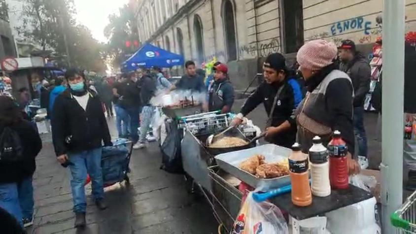 [VIDEO] Venden ropa y comida en vía pública: Comercio ilegal desbordado en Paseo Puente