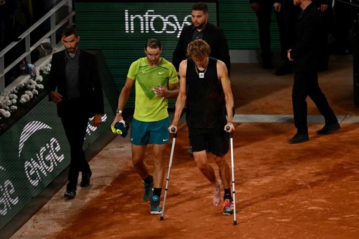 Nadal se instala en la final de Roland Garros: Zverev abandona por lesión y se retira con muletas