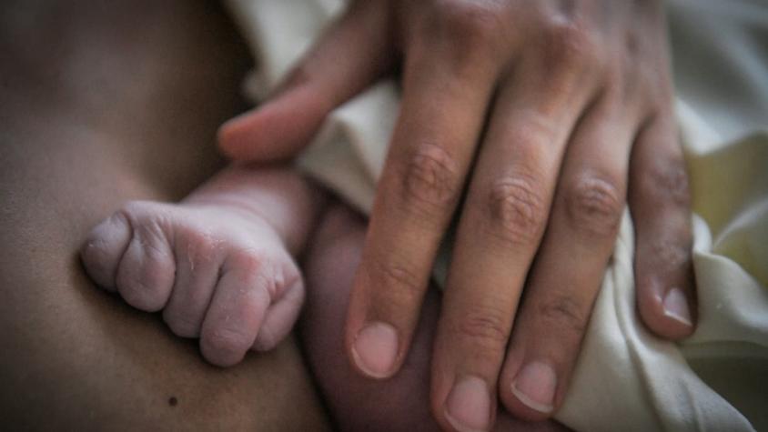 Mujer descubre mientras daba a luz que tiene cáncer terminal: médico que la atendió rompió en llanto