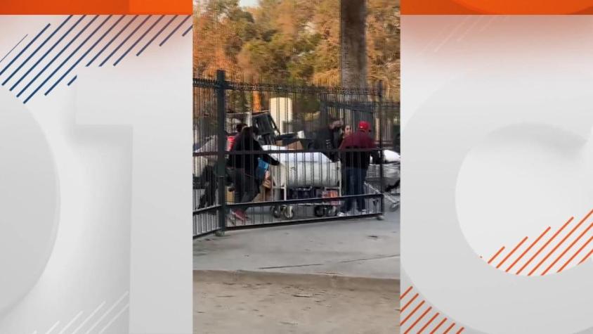 [VIDEO] Para vender durante recital: Ambulantes forzaron portón del Parque O'Higgins