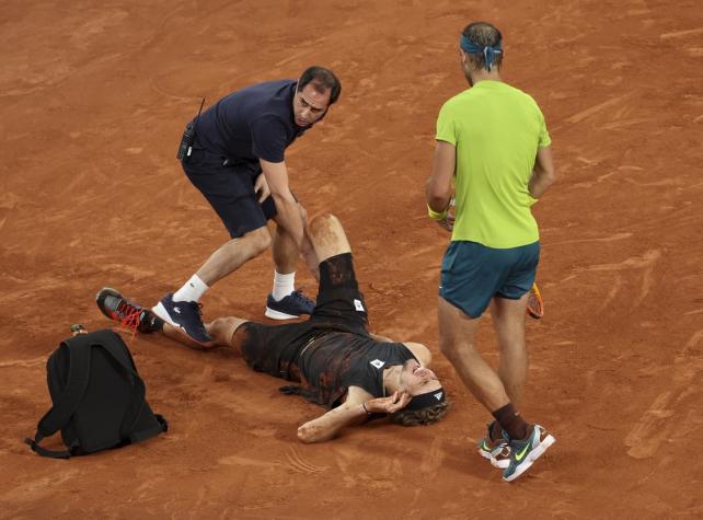 Zverev tiene "varios ligamentos desgarrados" tras lesión en partido con Nadal