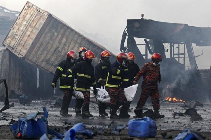 Aumentan a 34 los fallecidos tras incendio en Bangladesh