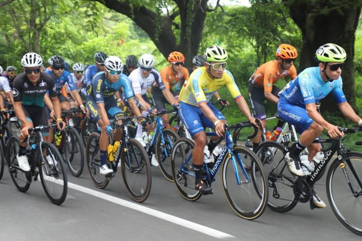 Ciclista ganó etapa de la "Vuelta a Colombia" pero atropelló a su esposa en la línea de meta