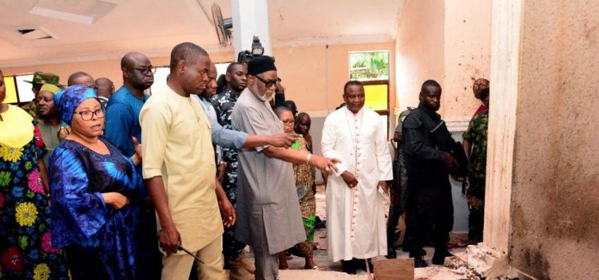 Hombre armados irrumpen iglesia y asesinan a una veintena de fieles en Nigeria