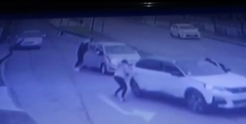 [VIDEO] Madre logró rescatar a sus hijos: Delincuentes intentar robar auto con niños a bordo