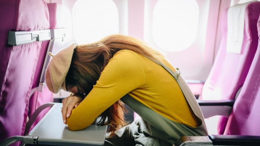 Adolescente casi muere de alergia severa en un vuelo por pasajero que se negó a dejar de comer maní