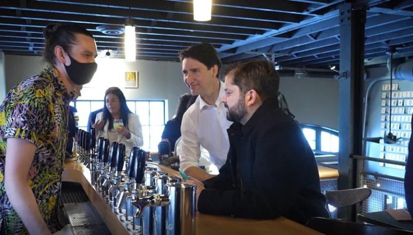 Presidente Boric termina visita a Canadá con reunión informal junto al primer ministro en un pub