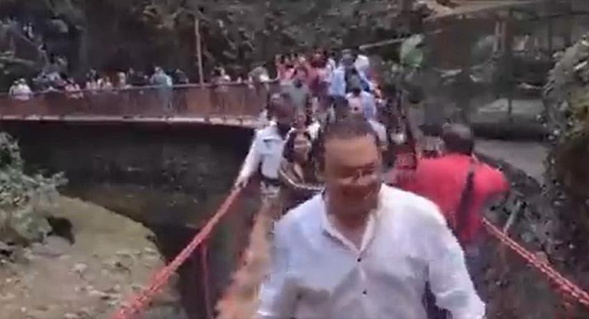 Puente colapsó durante reinaguración en México y dejó 25 heridos, incluido el alcalde