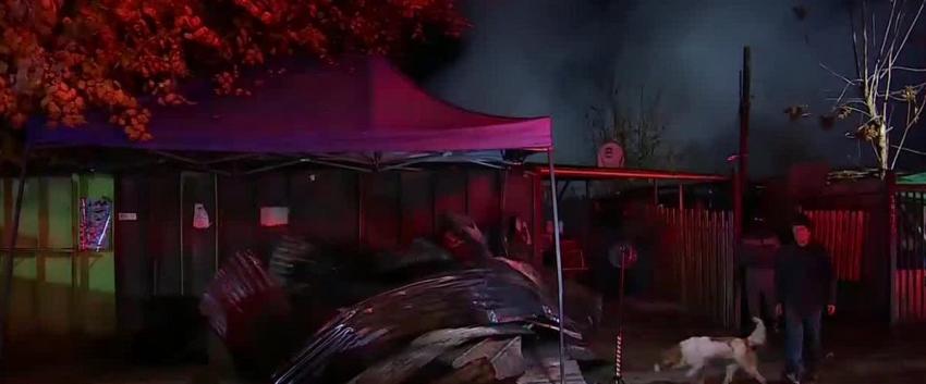 Incendio afecta tres casas en La Pintana: Bombero resulta herido con una fractura