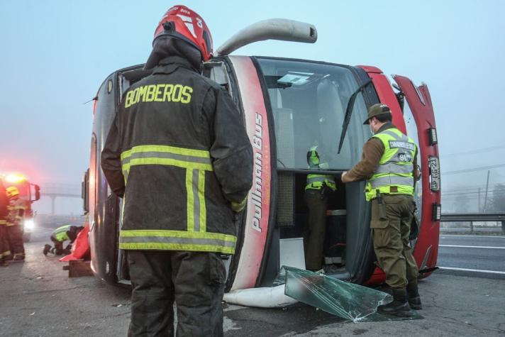 Un muerto deja volcamiento de bus en Ruta 5 Sur: viajaba con 47 pasajeros