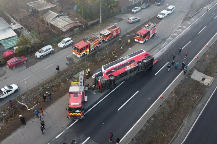 Se enredó con una frazada: Conductor explicó causa de volcamiento de bus en Ruta 5 Sur