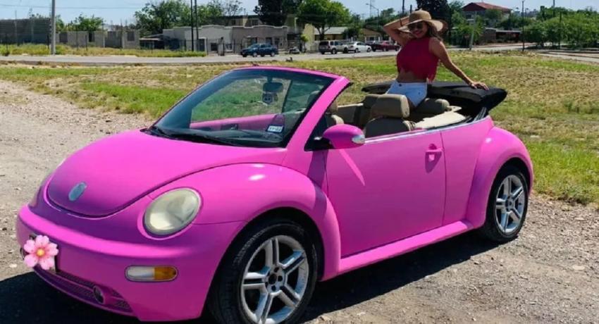 Igualito al de Barbie: Joven pintó un auto de rosado sólo para complacer a su novia