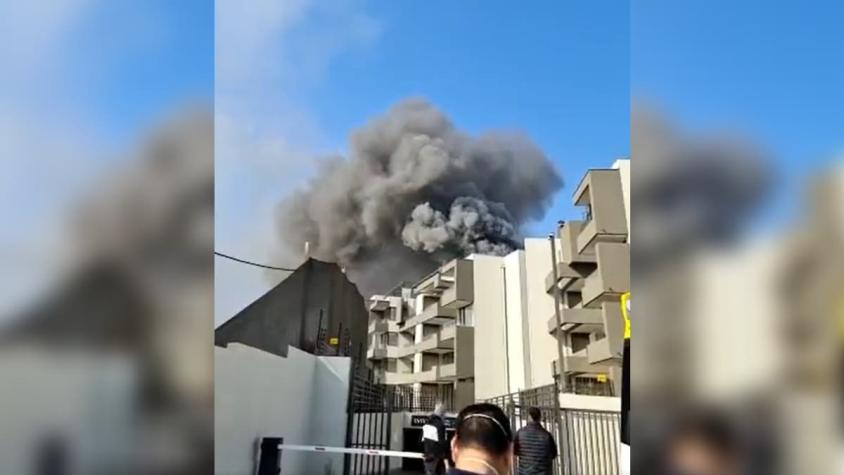 Hombre muere en incendio en edificio de Peñalolén: habría entrado a robar y se refugió en calderas