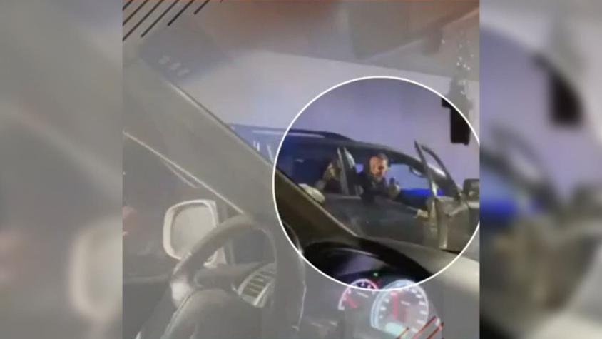 [VIDEO] Captan a funcionario de la PDI amenazando a conductora con un arma en plena autopista