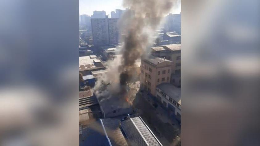 Reportan incendio en un galpón de la comuna de Independencia