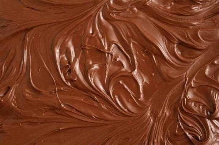 Dos personas quedaron heridas (y luego atrapadas) tras caer en tanque lleno de chocolate
